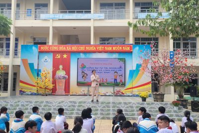 Hoạt động ngoại khóa trải nghiệm kỹ năng sống chuyên đề : “Xây dựng sự tự tin, đoàn kết, yêu thương và lòng biết ơn cho học sinh” trường THCS Trần Phú